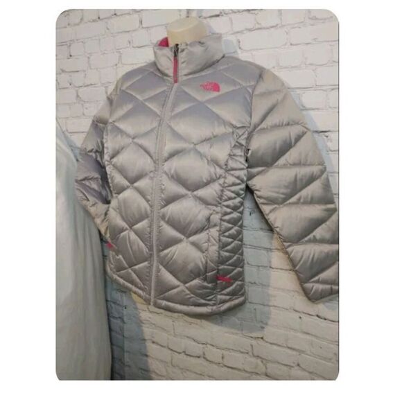North Face Girls Size XL 18 Silver/Fuschia Lightweight Down Fill Puffer Jacket. - Picture 3 of 12